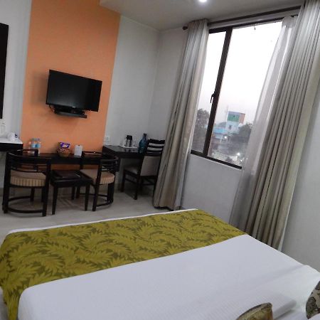 Hotel The Marque Mathura Exterior foto