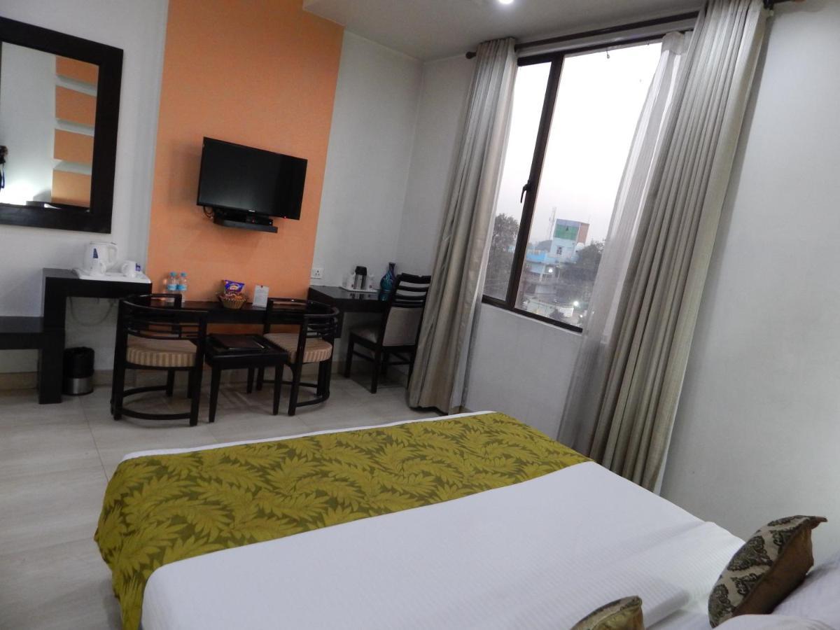 Hotel The Marque Mathura Exterior foto