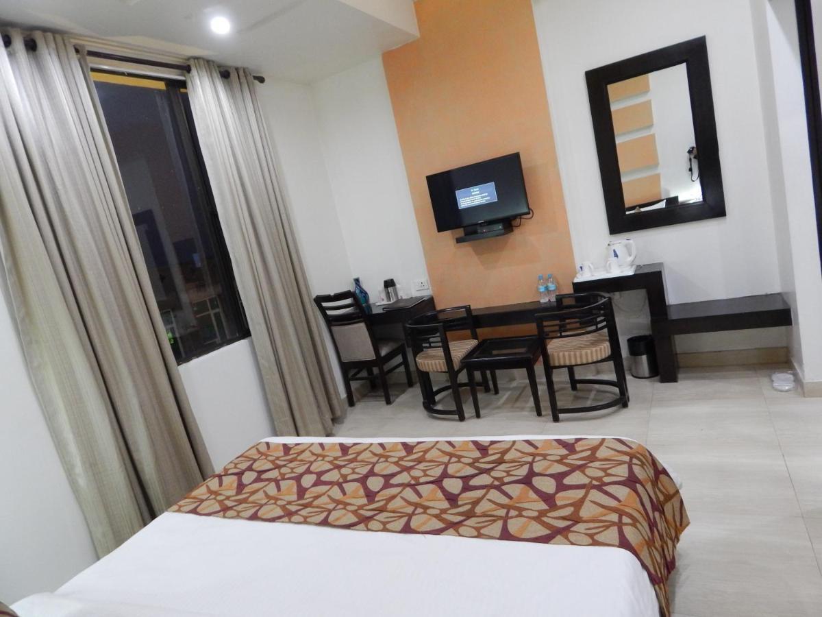 Hotel The Marque Mathura Exterior foto