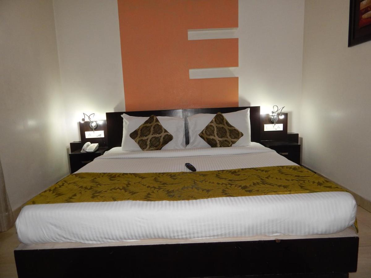 Hotel The Marque Mathura Exterior foto