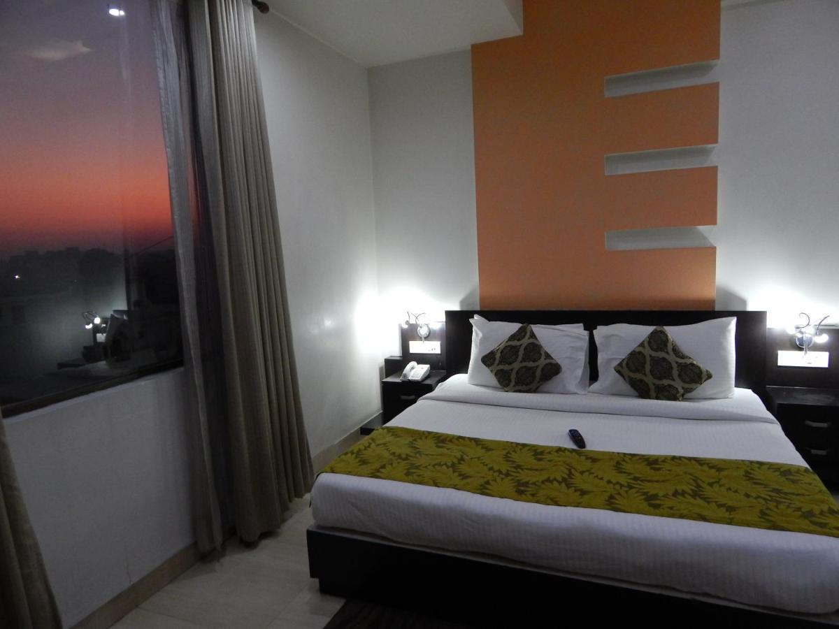 Hotel The Marque Mathura Exterior foto