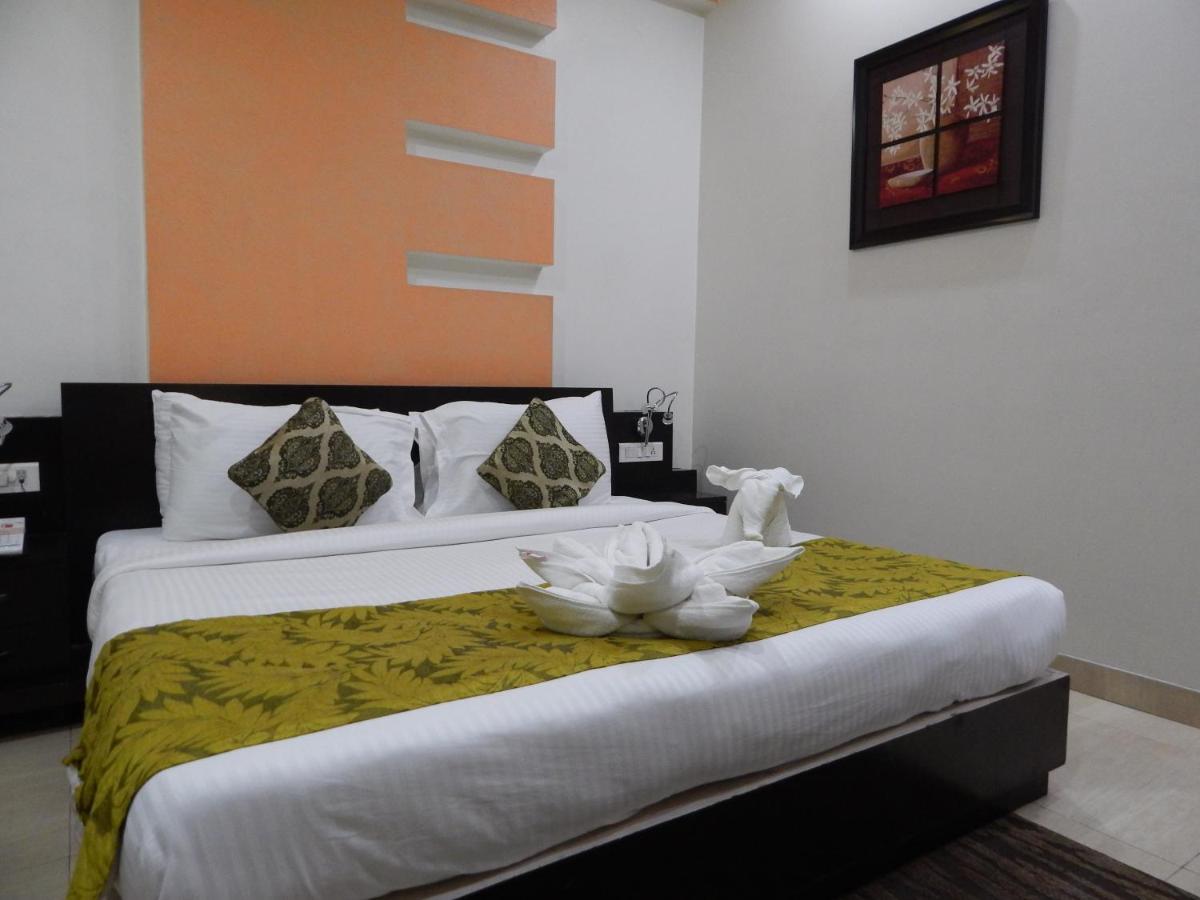 Hotel The Marque Mathura Exterior foto