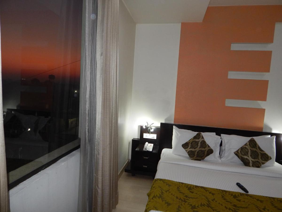 Hotel The Marque Mathura Exterior foto