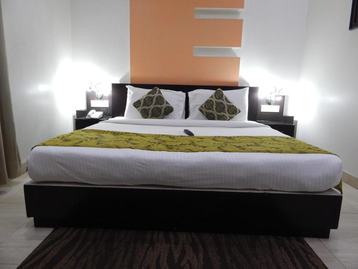 Hotel The Marque Mathura Exterior foto