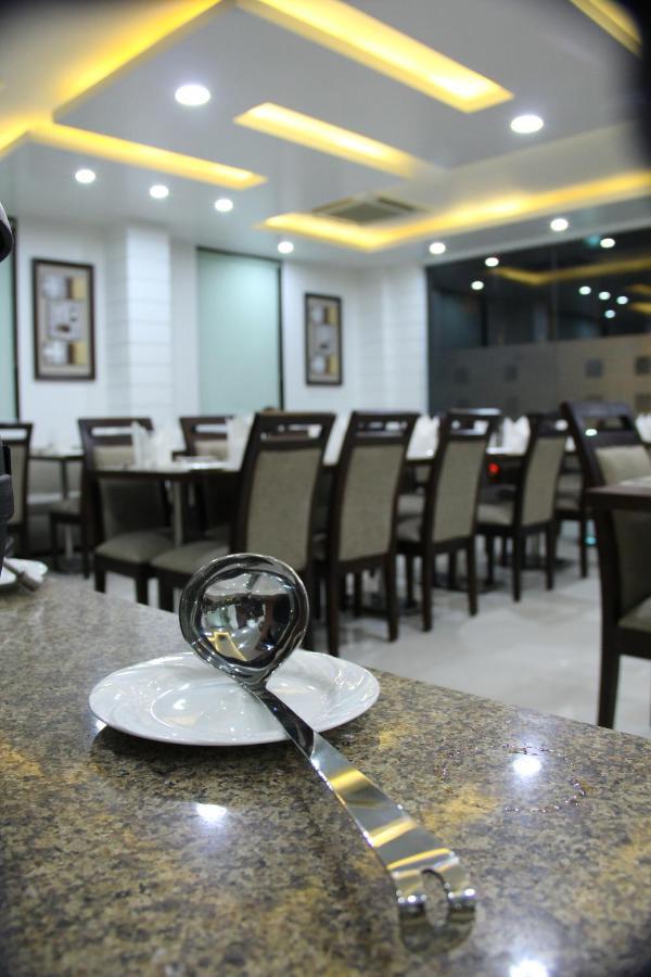 Hotel The Marque Mathura Exterior foto