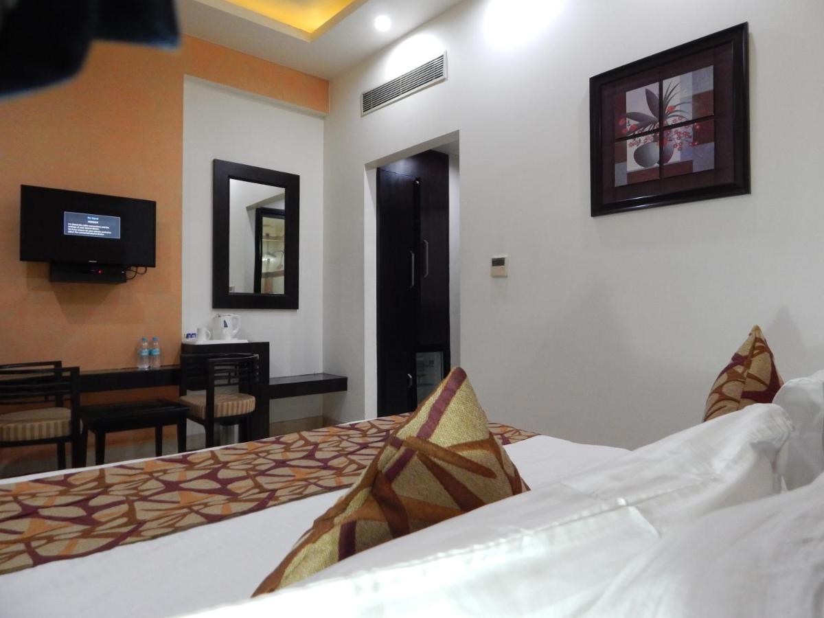 Hotel The Marque Mathura Exterior foto