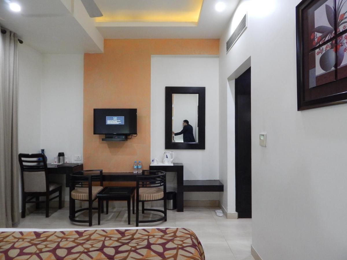 Hotel The Marque Mathura Exterior foto