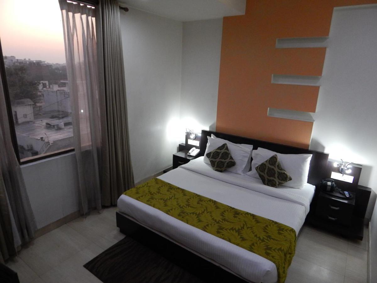 Hotel The Marque Mathura Exterior foto
